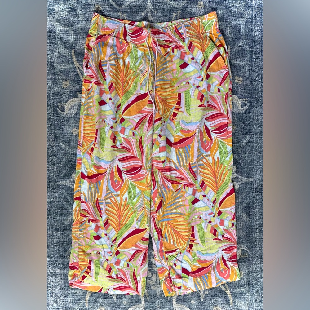 C&C California tropical linen wide-leg capri pants with a floral and leaf print